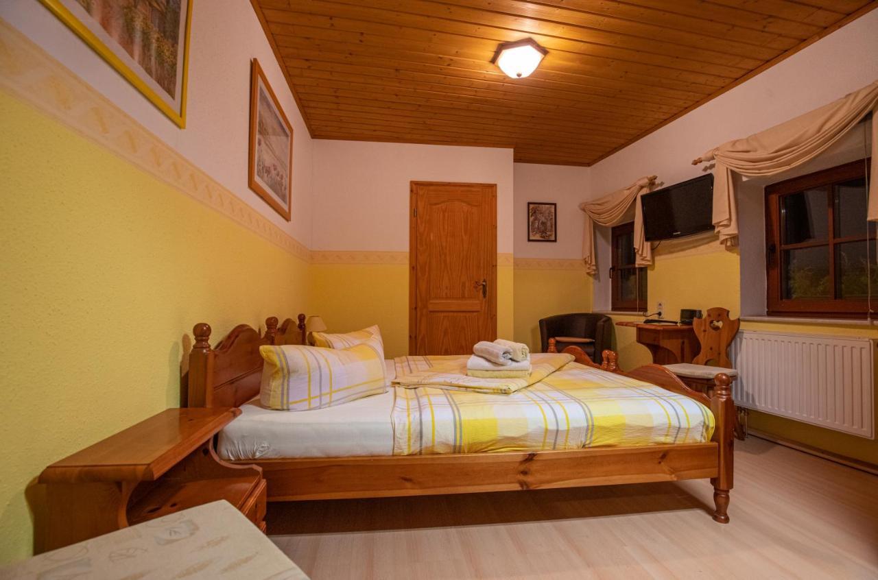 Pension Und Gaststaette Zur Knappenschaenke Thermalbad Wiesenbad エクステリア 写真