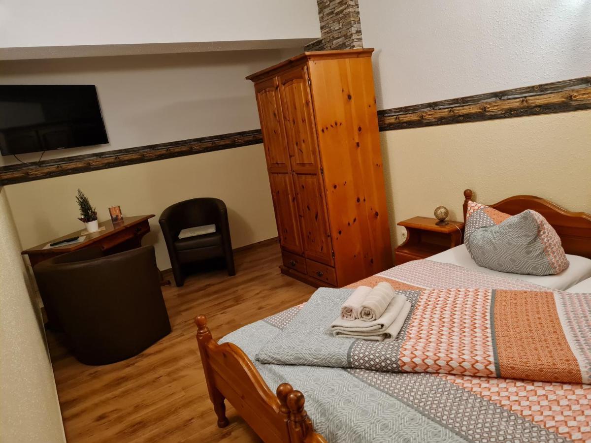 Pension Und Gaststaette Zur Knappenschaenke Thermalbad Wiesenbad エクステリア 写真