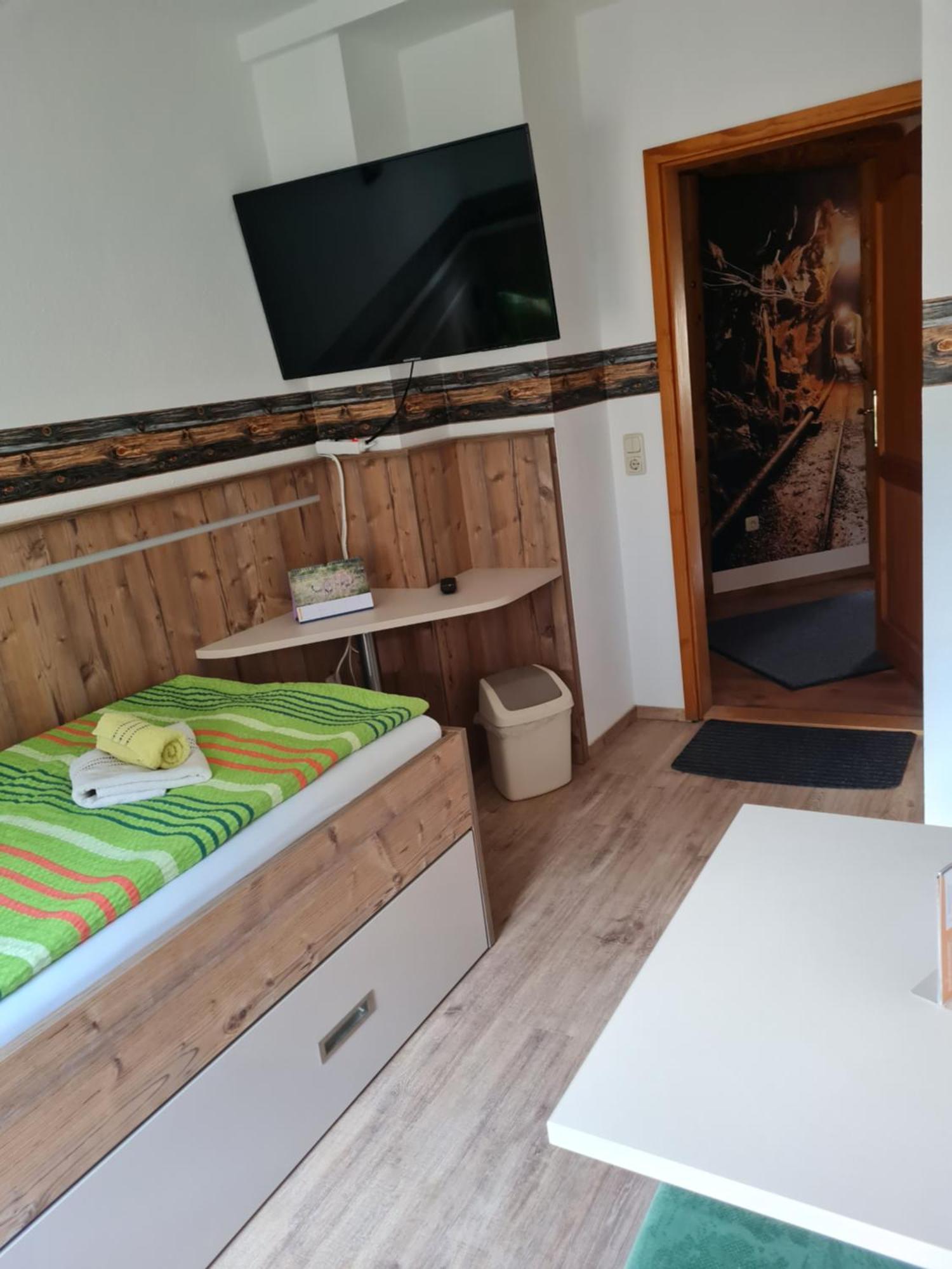Pension Und Gaststaette Zur Knappenschaenke Thermalbad Wiesenbad エクステリア 写真