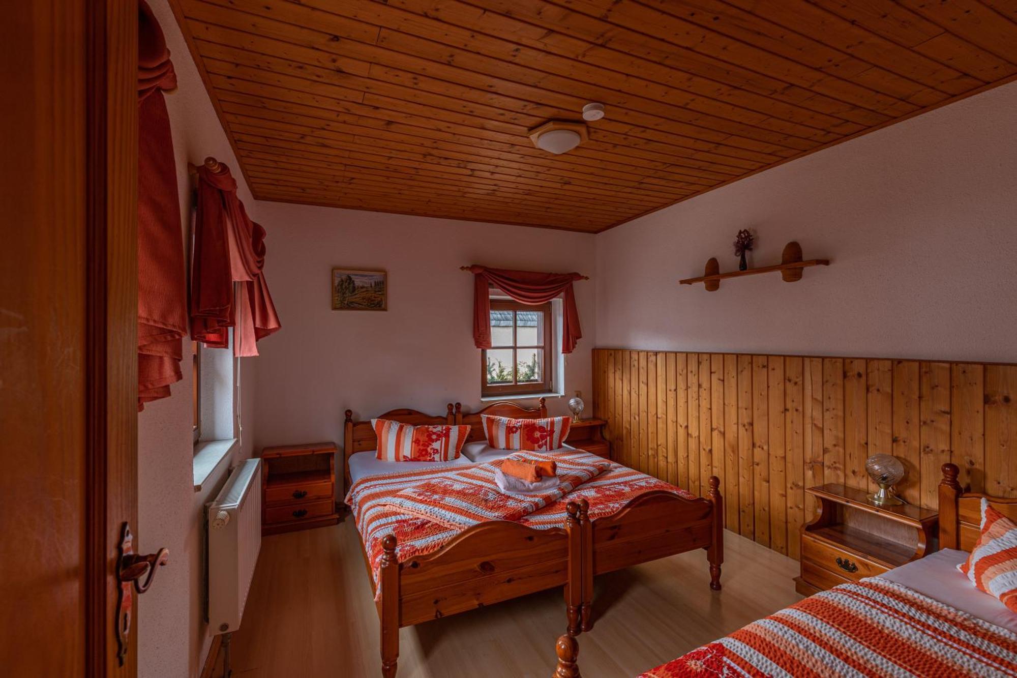 Pension Und Gaststaette Zur Knappenschaenke Thermalbad Wiesenbad エクステリア 写真